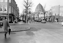 848415 Gezicht in de Adriaen van Ostadelaan te Utrecht van bij de Bosboomstraat; op de achtergrond de St.-Aloysiuskerk ...